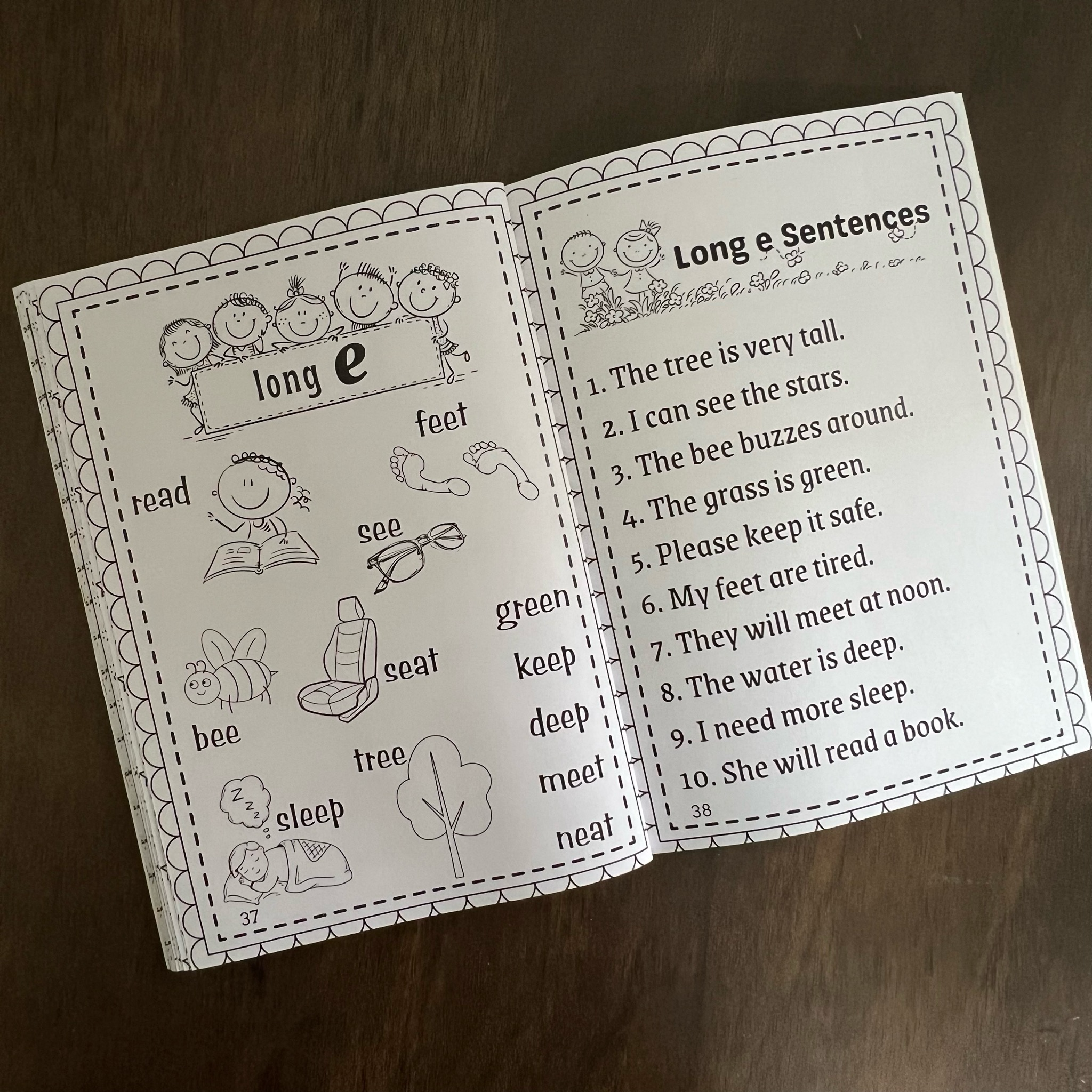 Phonics Funhouse - A Reading book to master phonics .Suitable for 3-6 years